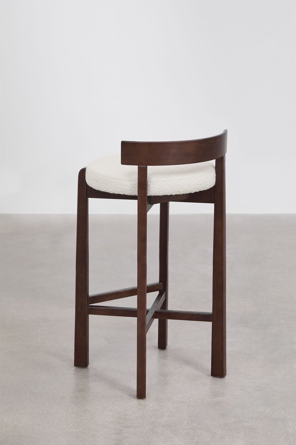 Pack de 2 taburetes altos 75 cm en madera de roble oscura y tela bouclé blanca Manila, imagen de galer&iacute;a 5