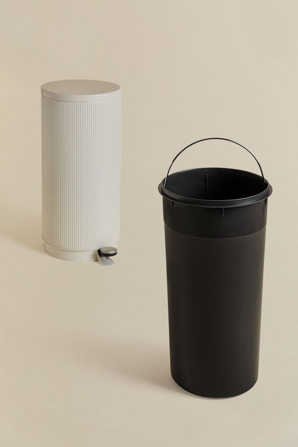 Cubo de basura con tapa y pedal Midler, imagen de galería 3