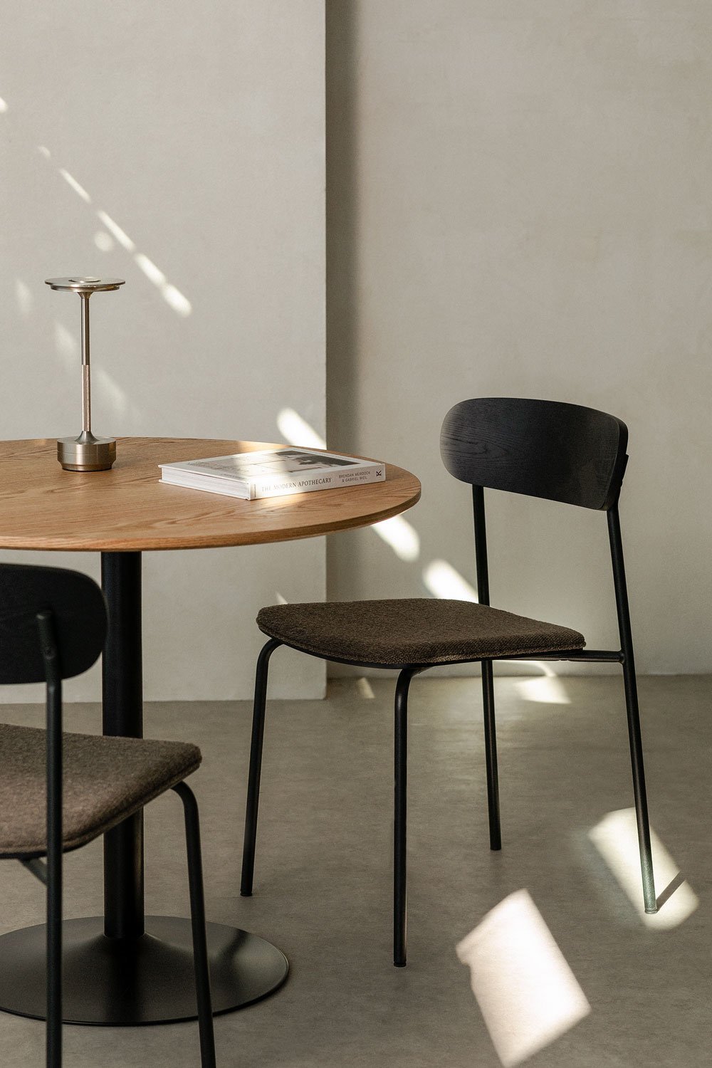 Silla de comedor apilable en hierro y madera Wilpier, imagen de galería 1