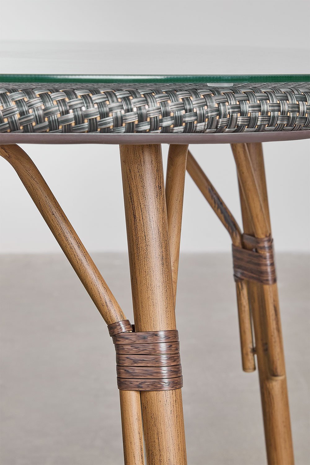 Mesa de jardín redonda Ø80 cm en aluminio y ratán sintético Brielle Bistro  , imagen de galería 2