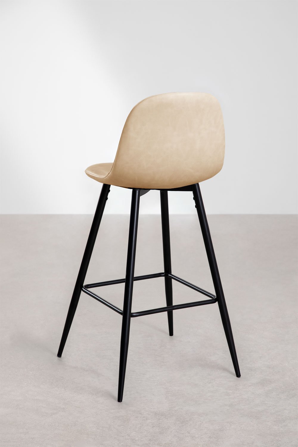 Taburete alto 75 cm en polipiel beige crema y patas negras Glamm, imagen de galería 3