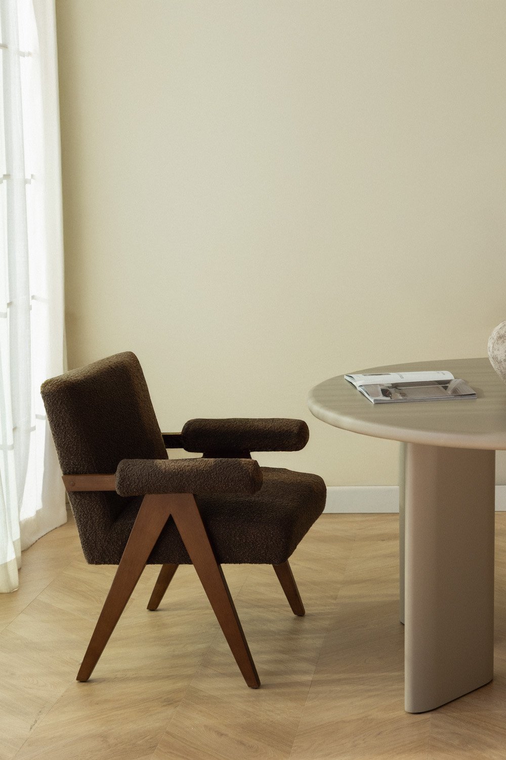 Pack de 4 sillas de comedor con reposabrazos en madera y tela bouclé Lucca, imagen de galería 1