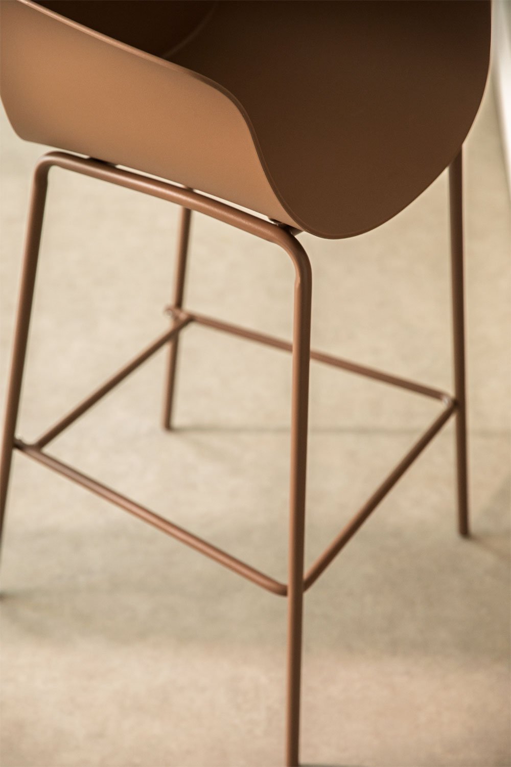 Taburete alto 65 cm en polipropileno y hierro marrón caramelo Lynette, imagen de galería 2