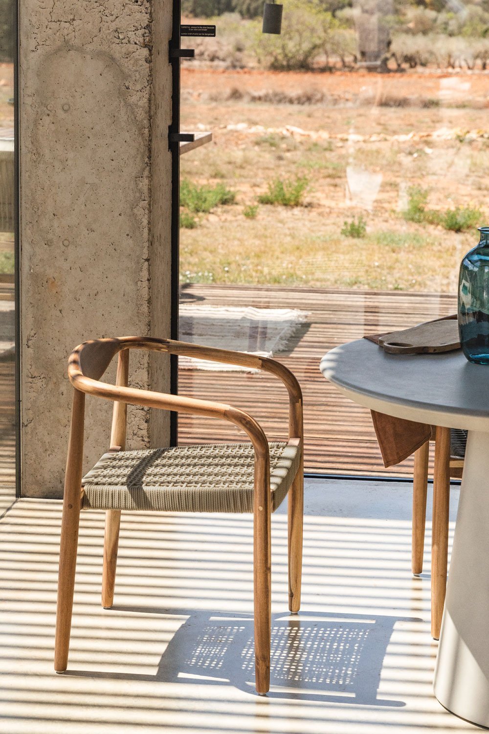 Silla de comedor en madera de acacia y cuerda trenzada Mallory , imagen de galería 1