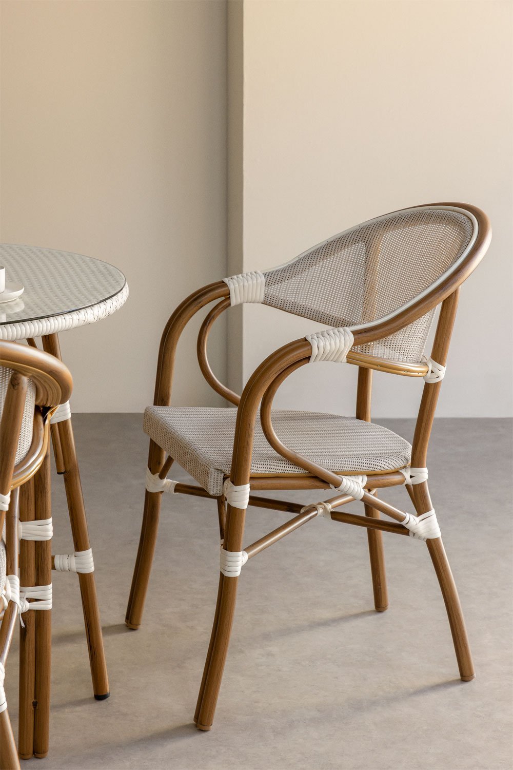 Silla de comedor apilable con reposabrazos en textilene y aluminio Brielle Bistro, imagen de galería 1