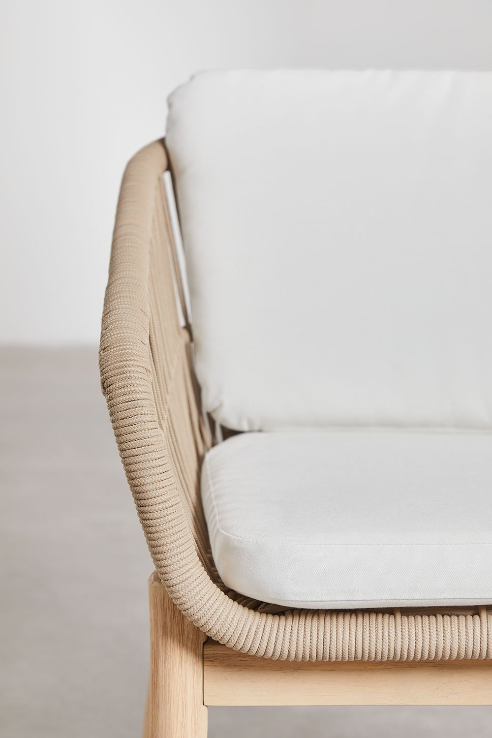 Silla de jardín con reposabrazos en madera de acacia y cuerda trenzada Karvia, imagen de galería 6