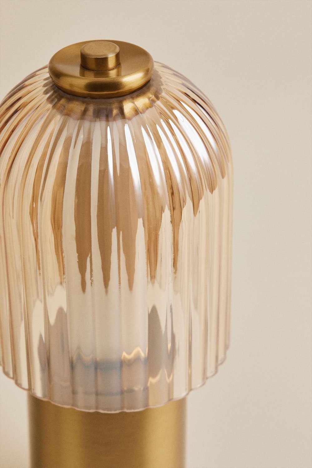 Lámpara de mesa LED inalámbrica en hierro y cristal Neristan, imagen de galería 5