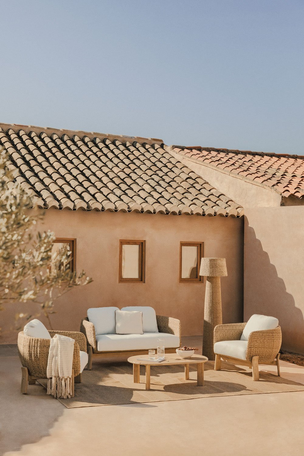 Conjunto de jardín con sofá de 2 plazas, 2 sillones y mesa de centro en madera de acacia y ratán Leilan, imagen de galería 1