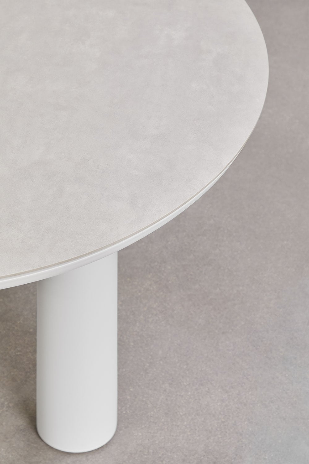 Set de mesa redonda Ø120 cm en cerámica y aluminio Arken y 4 sillas de jardín con reposabrazos en aluminio y tela bouclé Yervin, imagen de galer&iacute;a 3