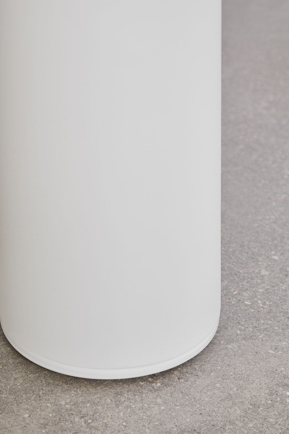 Set de mesa redonda Ø120 cm en cerámica y aluminio Arken y 4 sillas de jardín con reposabrazos en aluminio y tela bouclé Yervin, imagen de galer&iacute;a 4