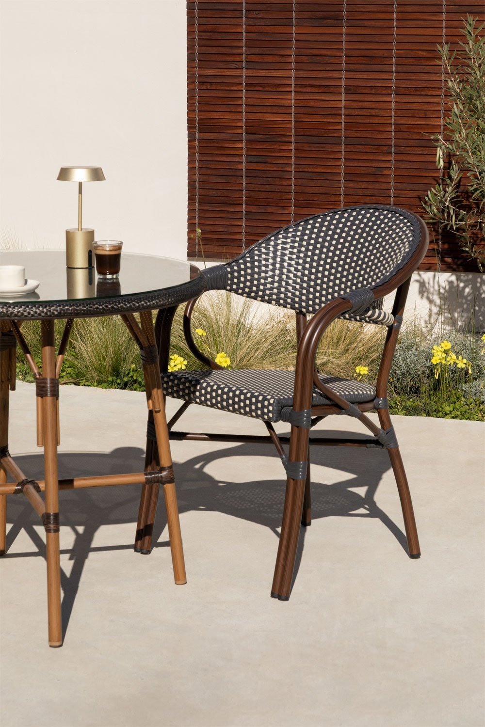 Pack de 4 sillas de jardín apilables con reposabrazos en aluminio Brielle Bistro, imagen de galería 1