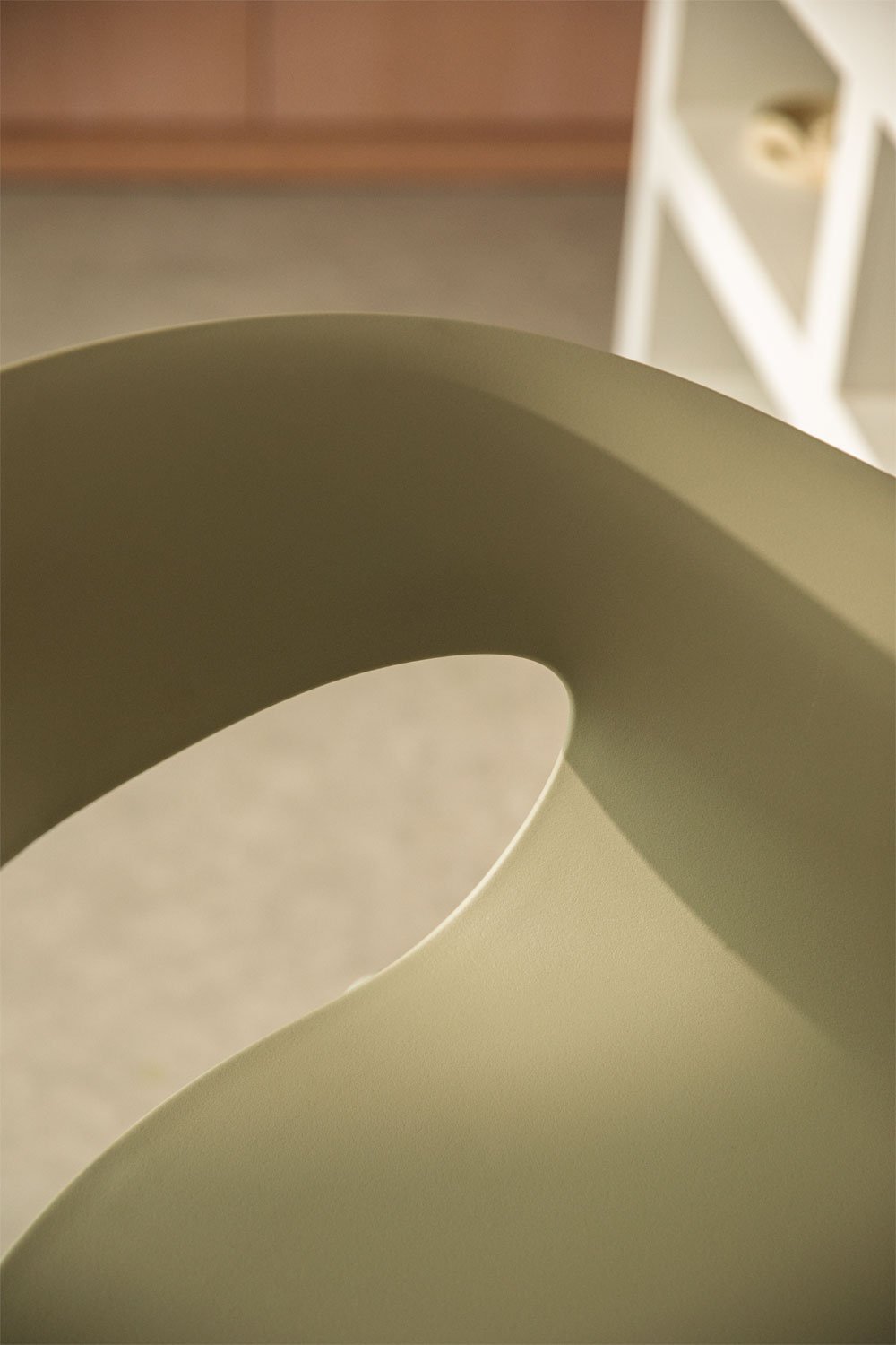 Taburete alto 65 cm en polipropileno y hierro verde salvia Alanys, imagen de galería 2