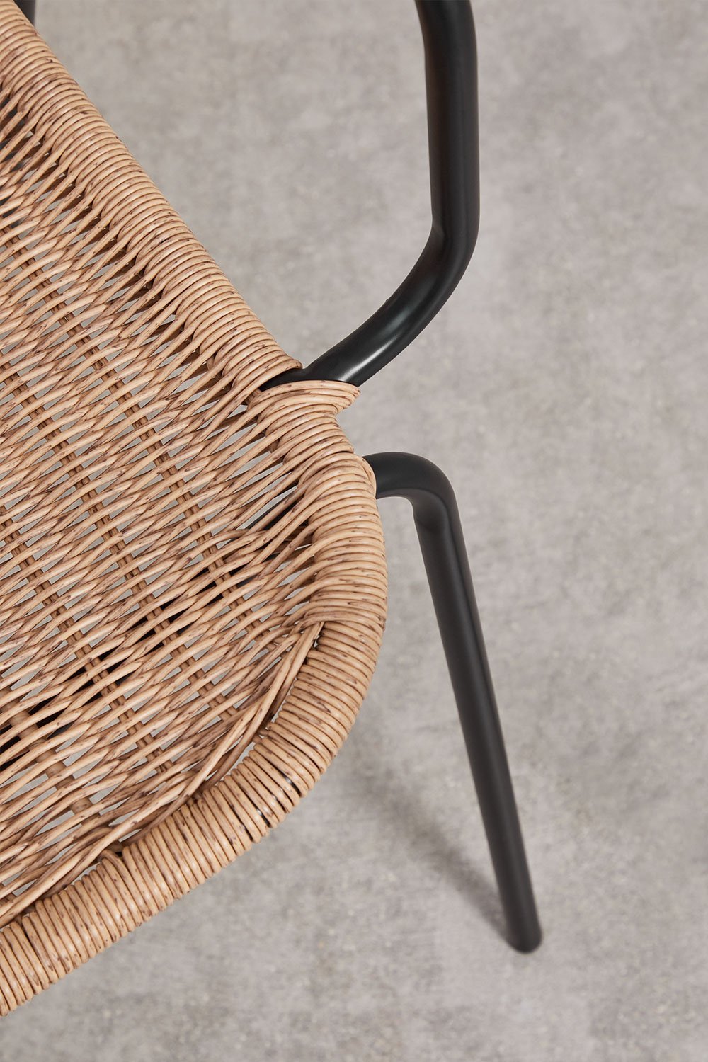 Pack de 2 sillas de comedor apilables con reposabrazos en mimbre sintético Reiven, imagen de galería 7