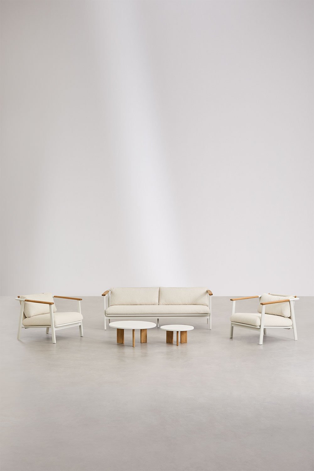 Conjunto de salón con sofá de 3 plazas en tela bouclé, 2 mesas de centro y 2 sillones en aluminio Yervin, imagen de galería 1