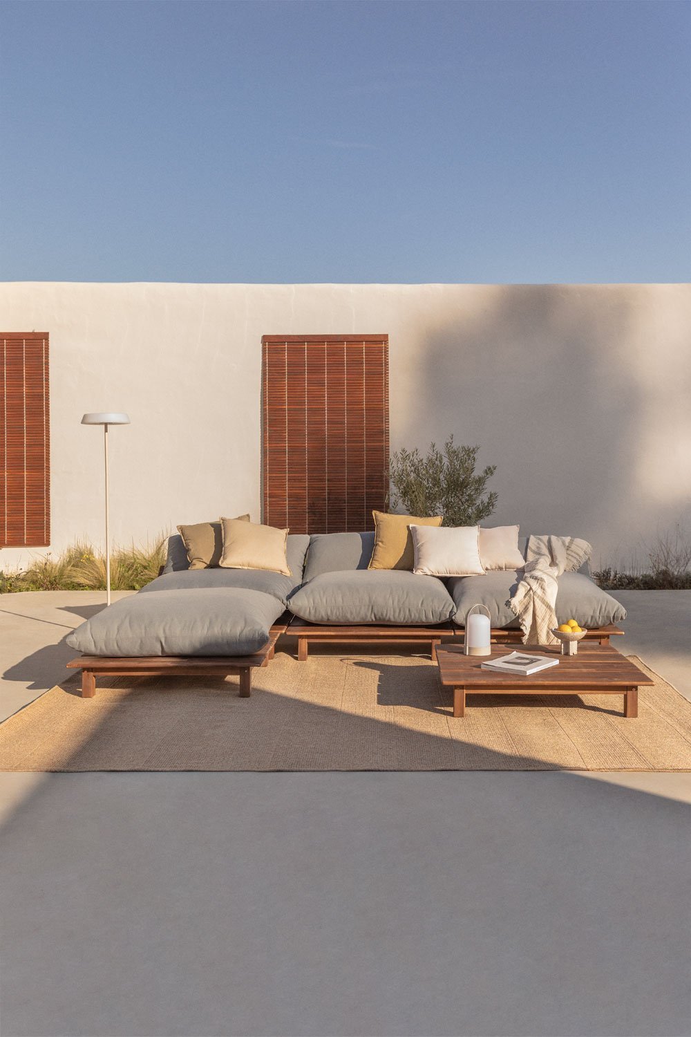 Conjunto de jardín con sofá modular reclinable de jardín de 3 piezas con mesa de centro y puff en madera de acacia Brina   , imagen de galería 1