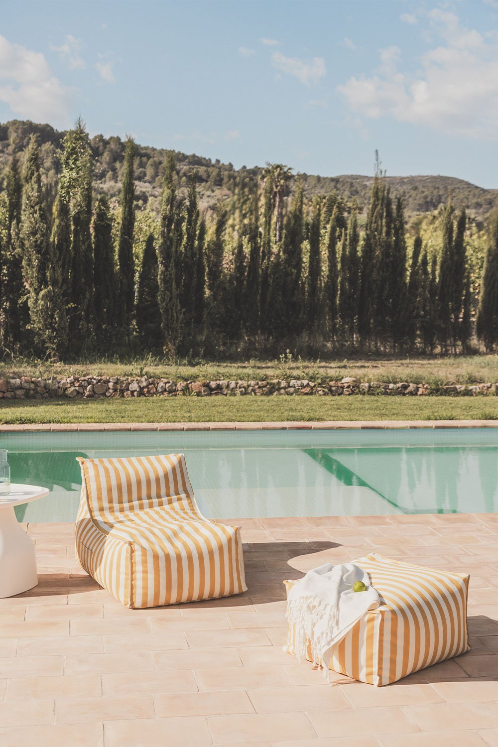 Conjunto de jardín de sillón y puff en tela Sandel, imagen de galería 1