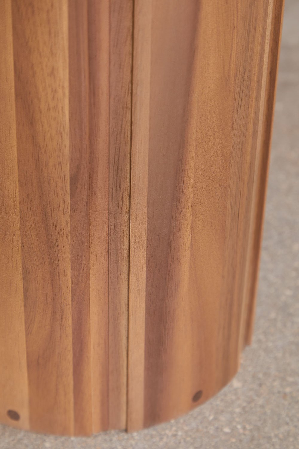 Set de mesa redonda Ø180 cm en madera de acacia Ginara y 10 sillas de jardín en madera de acacia Elmina, imagen de galería 5