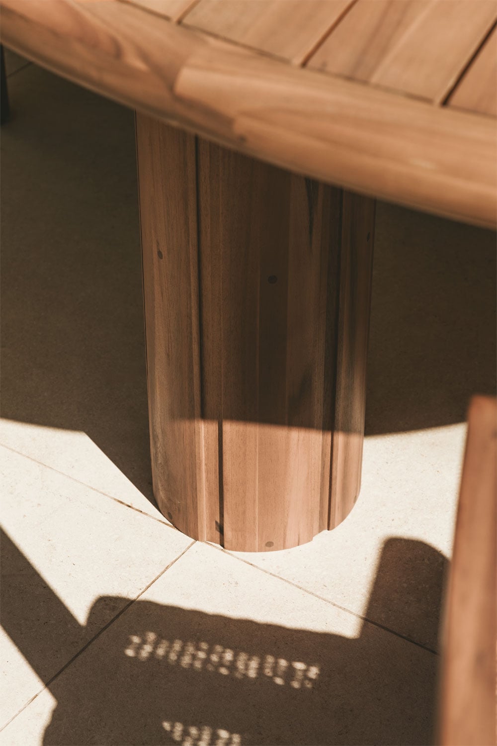 Mesa de jardín redonda en madera de acacia Ginara, imagen de galer&iacute;a 3