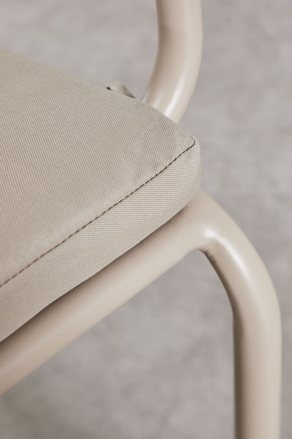 Silla de comedor apilable con reposabrazos en aluminio y cuerda trenzada Arhiza, imagen de galer&iacute;a 5