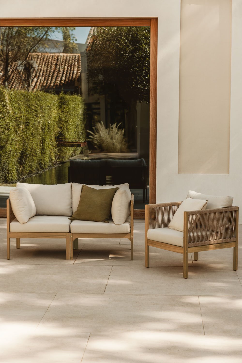 Conjunto de jardín con sofá modular de 2 piezas con reposabrazos y sillón en madera de acacia Branson  , imagen de galería 1