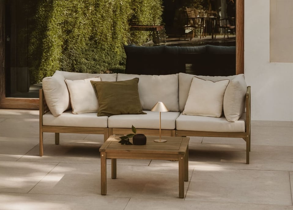 Conjunto de jardín con sofá modular de 3 piezas con reposabrazos y mesa de centro en madera de acacia Branson