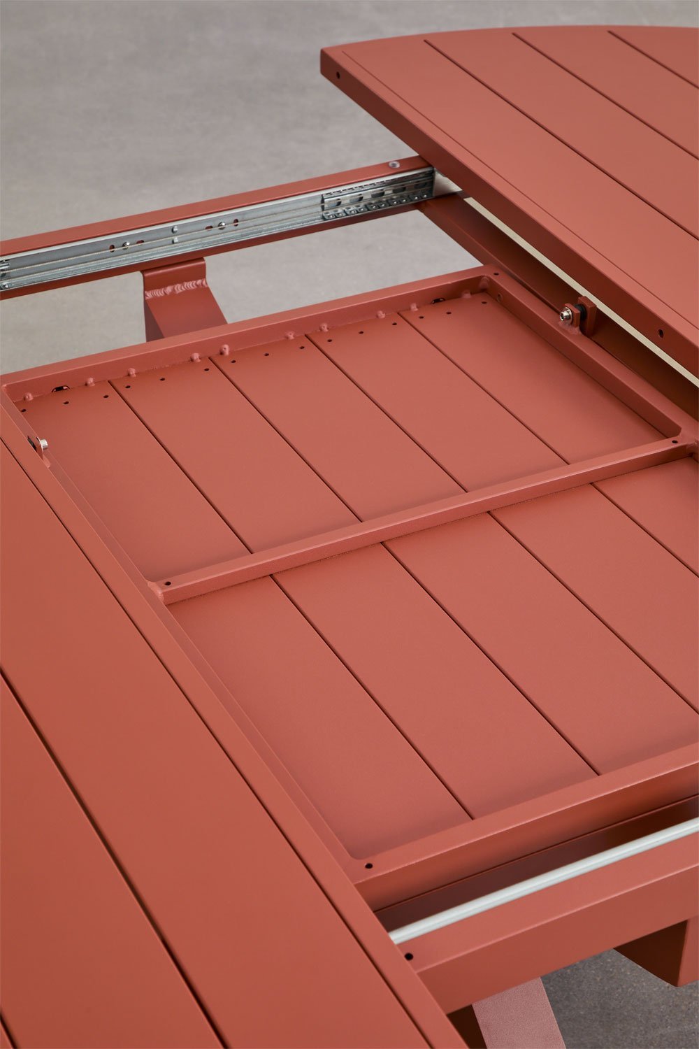 Set de mesa extensible redonda 145-200x145 cm en aluminio Barces y 10 sillas de comedor apilables con reposabrazos Ivor, imagen de galería 6