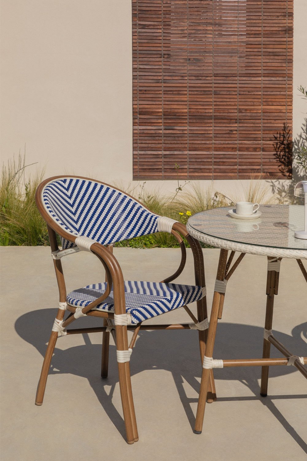 Silla de jardín apilable con reposabrazos en aluminio Brielle Bistro, imagen de galería 1