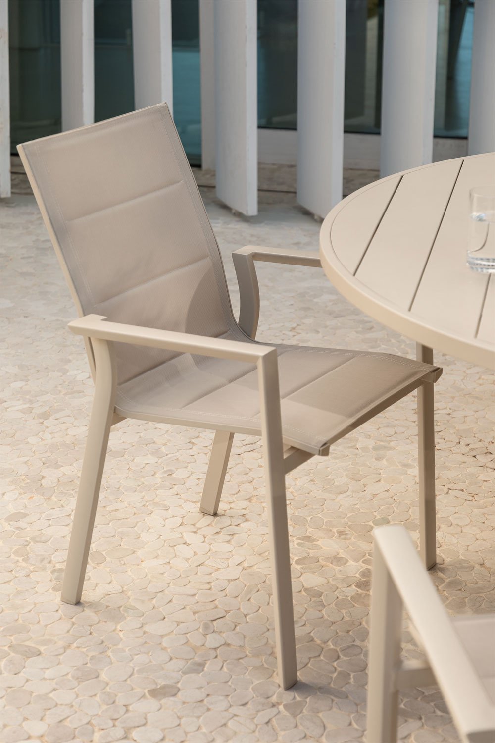 Pack de 2 sillas de jardín apilables con reposabrazos en aluminio Karena, imagen de galería 1