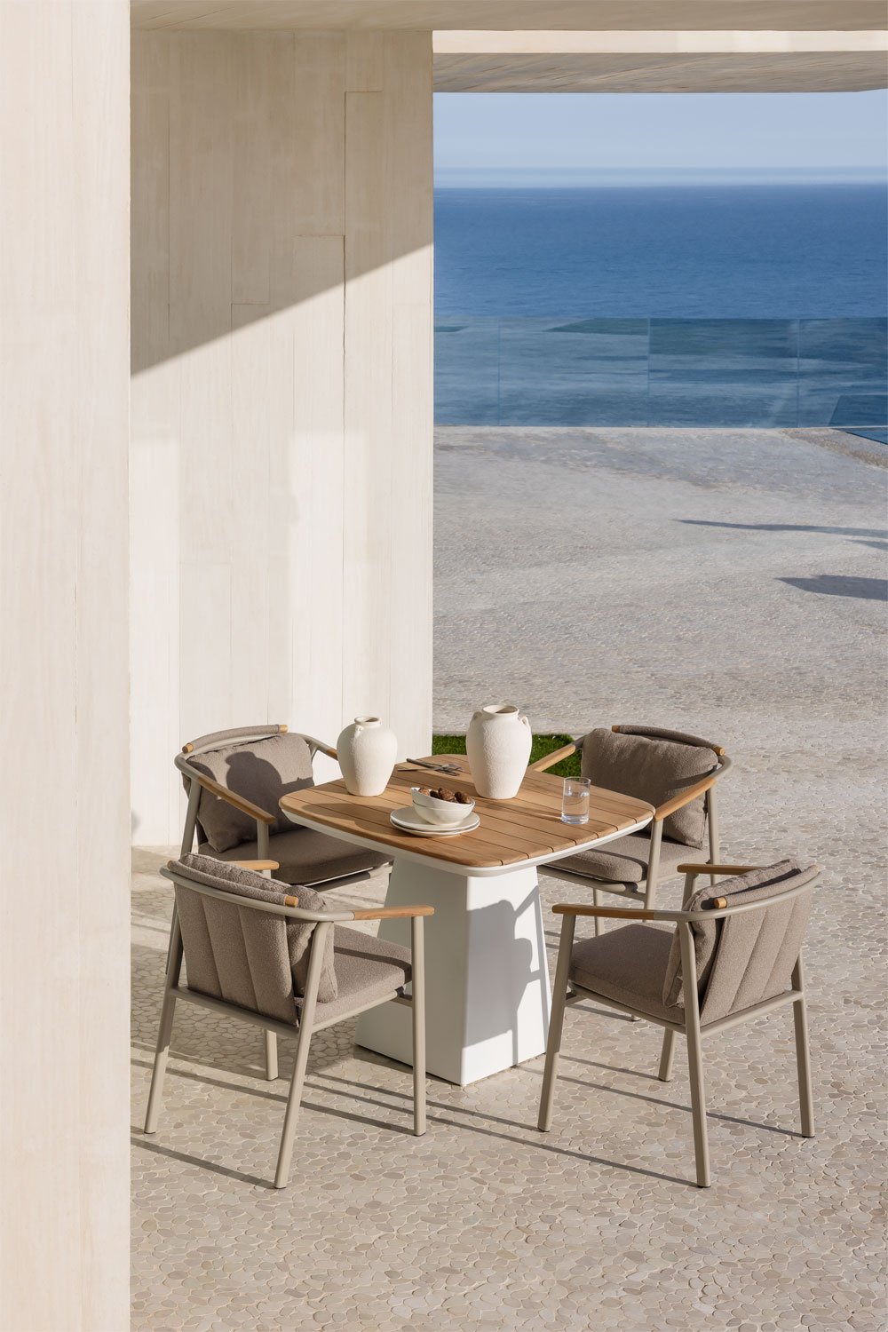 Set de mesa cuadrada 90x90 cm en aluminio y madera de teca Inkeri y 4 sillas de jardín en aluminio y tela bouclé Yervin, imagen de galería 1