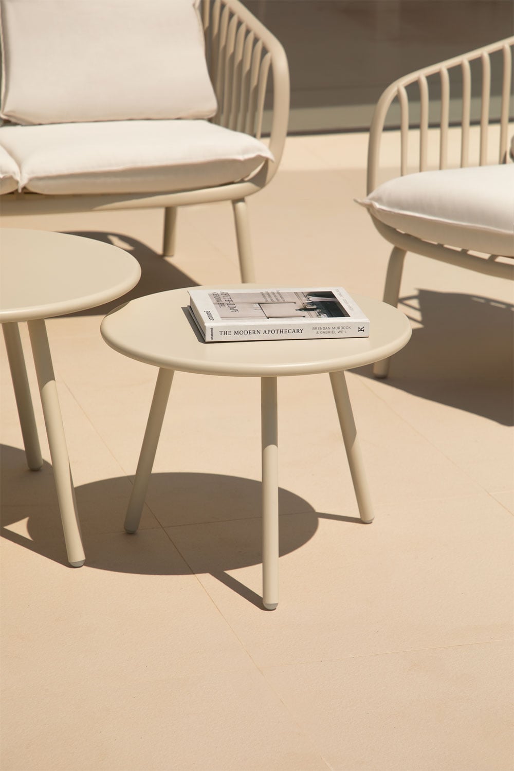 Conjunto de jardín con sofá de 2 plazas, 2 sillones y 2 mesas de centro en acero y polipropileno Aradina, imagen de galer&iacute;a 4