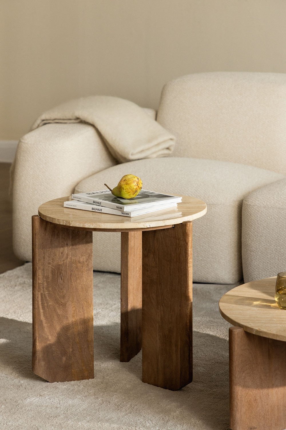 Mesa de centro redonda en piedra natural y madera de mango Lavinia , imagen de galería 1