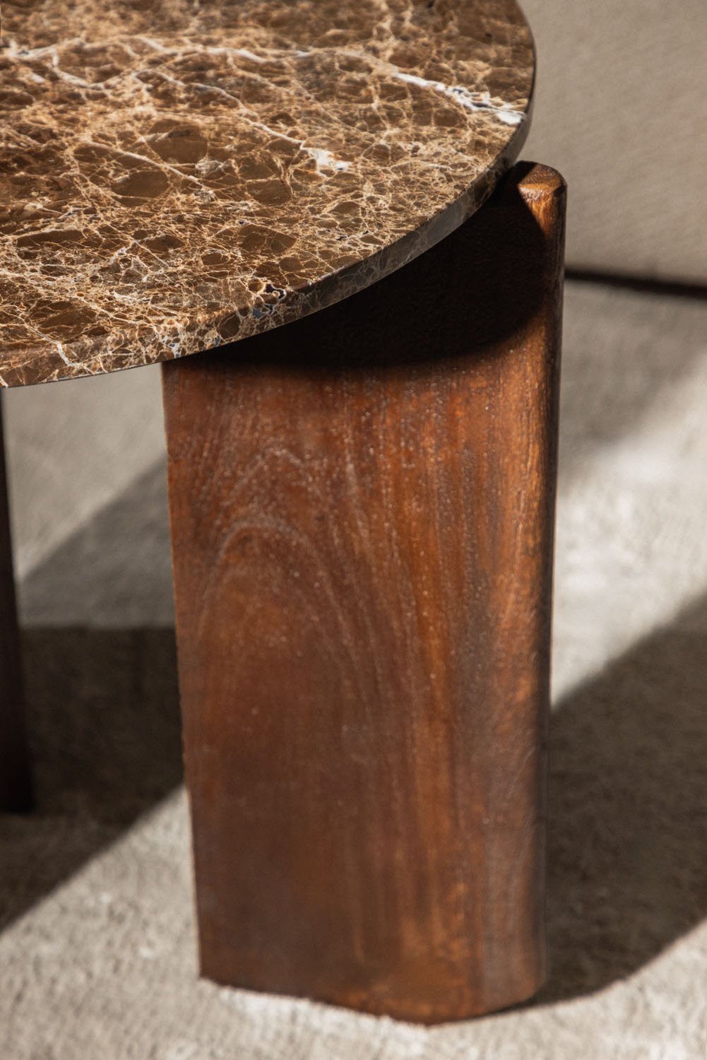 Mesa auxiliar redonda Ø50 cm en piedra natural y madera de mango Lavinia, imagen de galería 2
