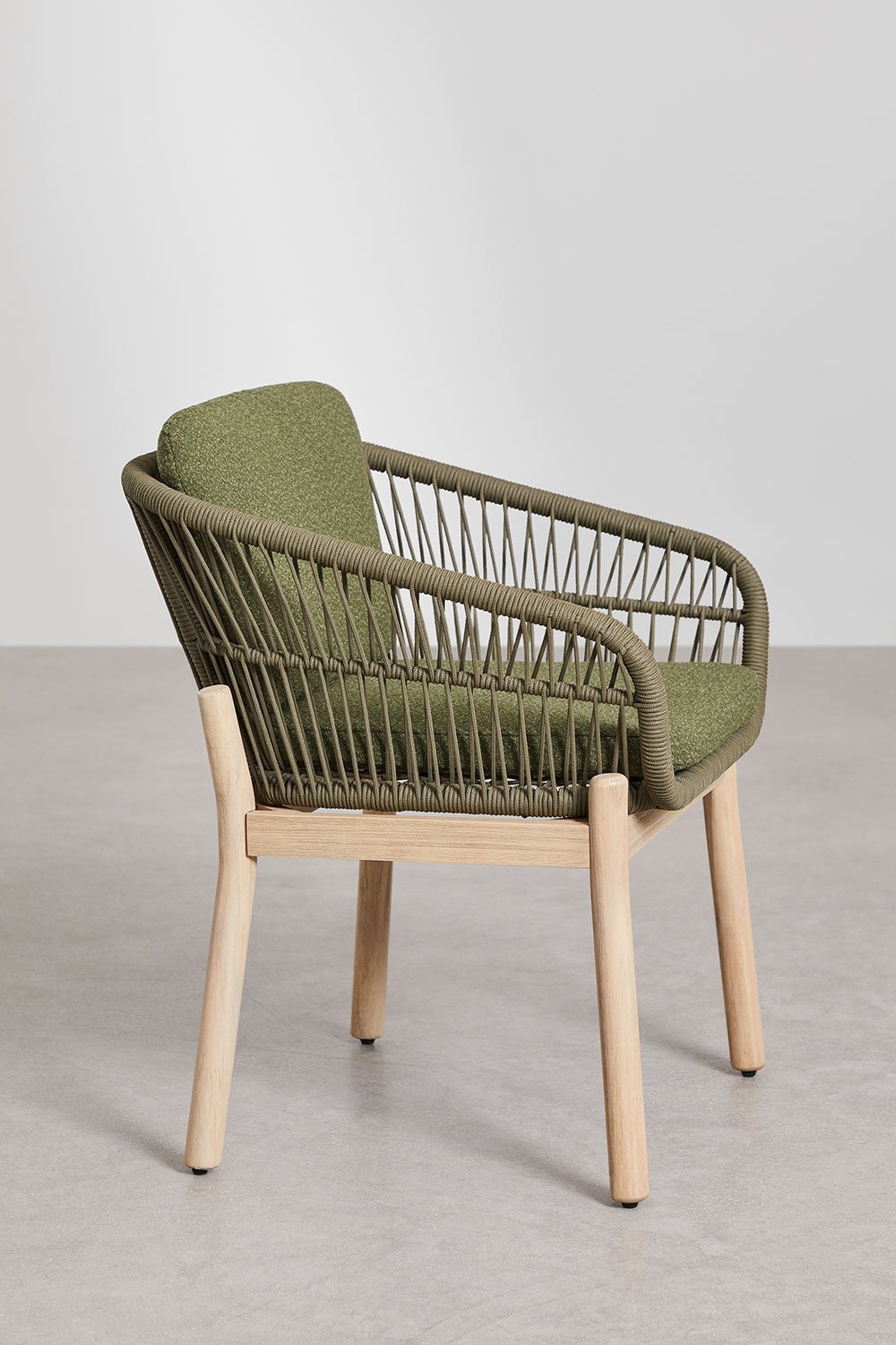 Set de mesa redonda Ø120 cm en cemento Namara y 4 sillas de jardín con reposabrazos en madera de acacia Karvia, imagen de galería 6