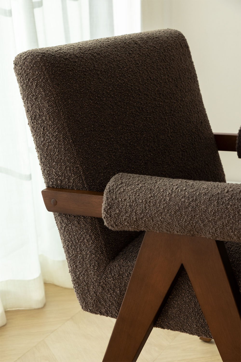 Silla de comedor con reposabrazos en madera y tela bouclé Lucca, imagen de galería 2