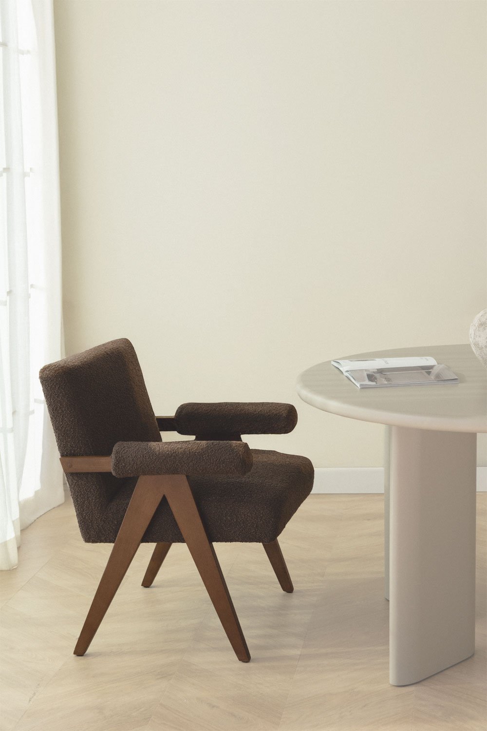 Silla de comedor con reposabrazos en madera y tela bouclé Lucca, imagen de galería 1