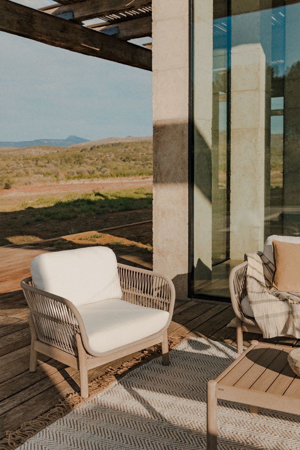Sillón de jardín en aluminio y madera de acacia Karvia    , imagen de galería 1