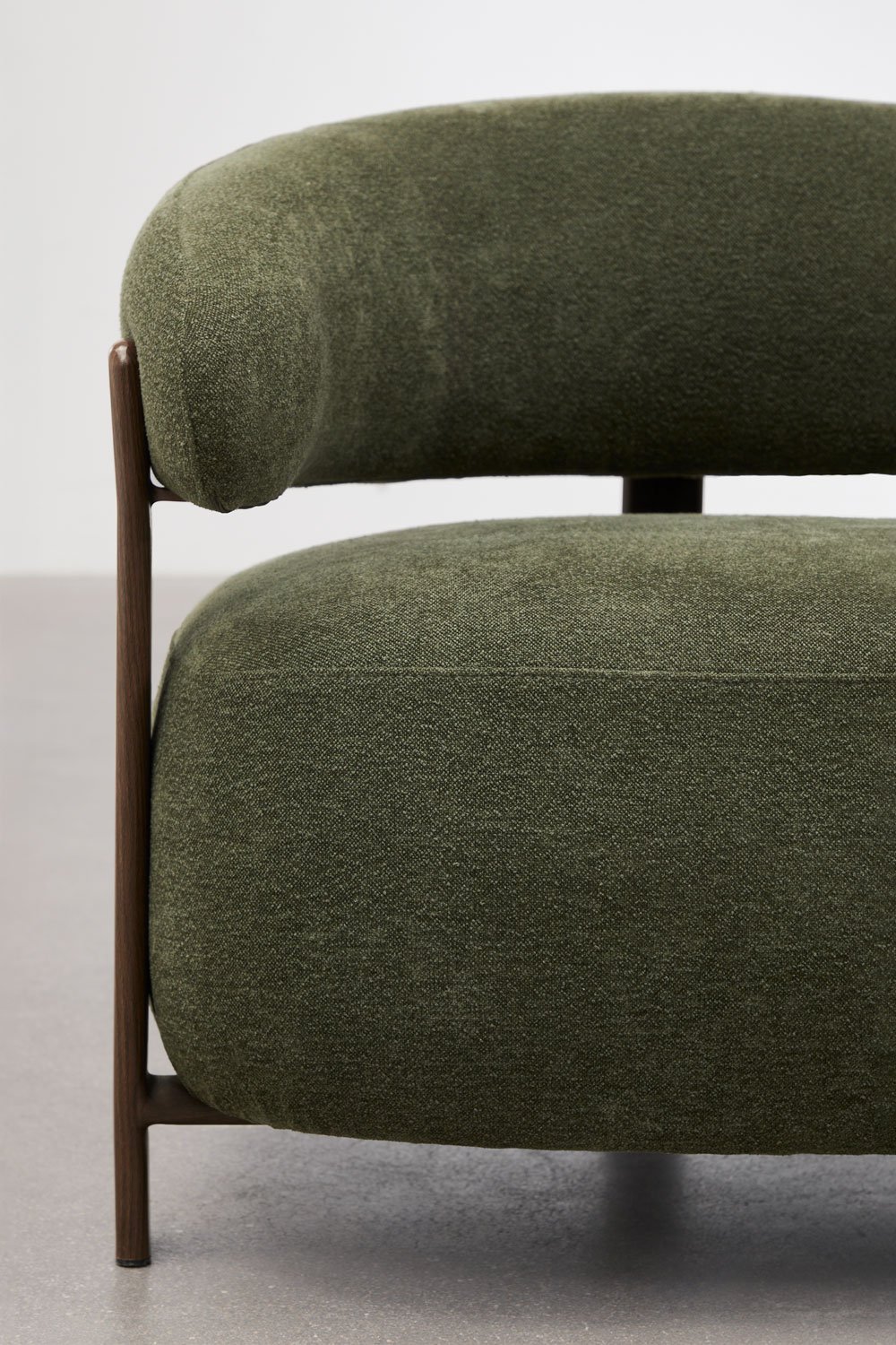 Sillón en tela chenilla y hierro Jolie, imagen de galería 2