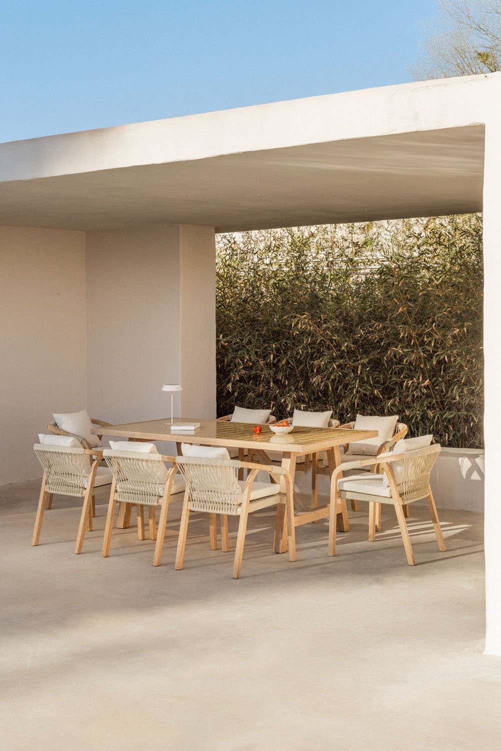 Set de mesa rectangular 200x100 cm y 8 sillas de jardín con reposabrazos en madera de acacia y cemento Dubai, imagen de galería 1