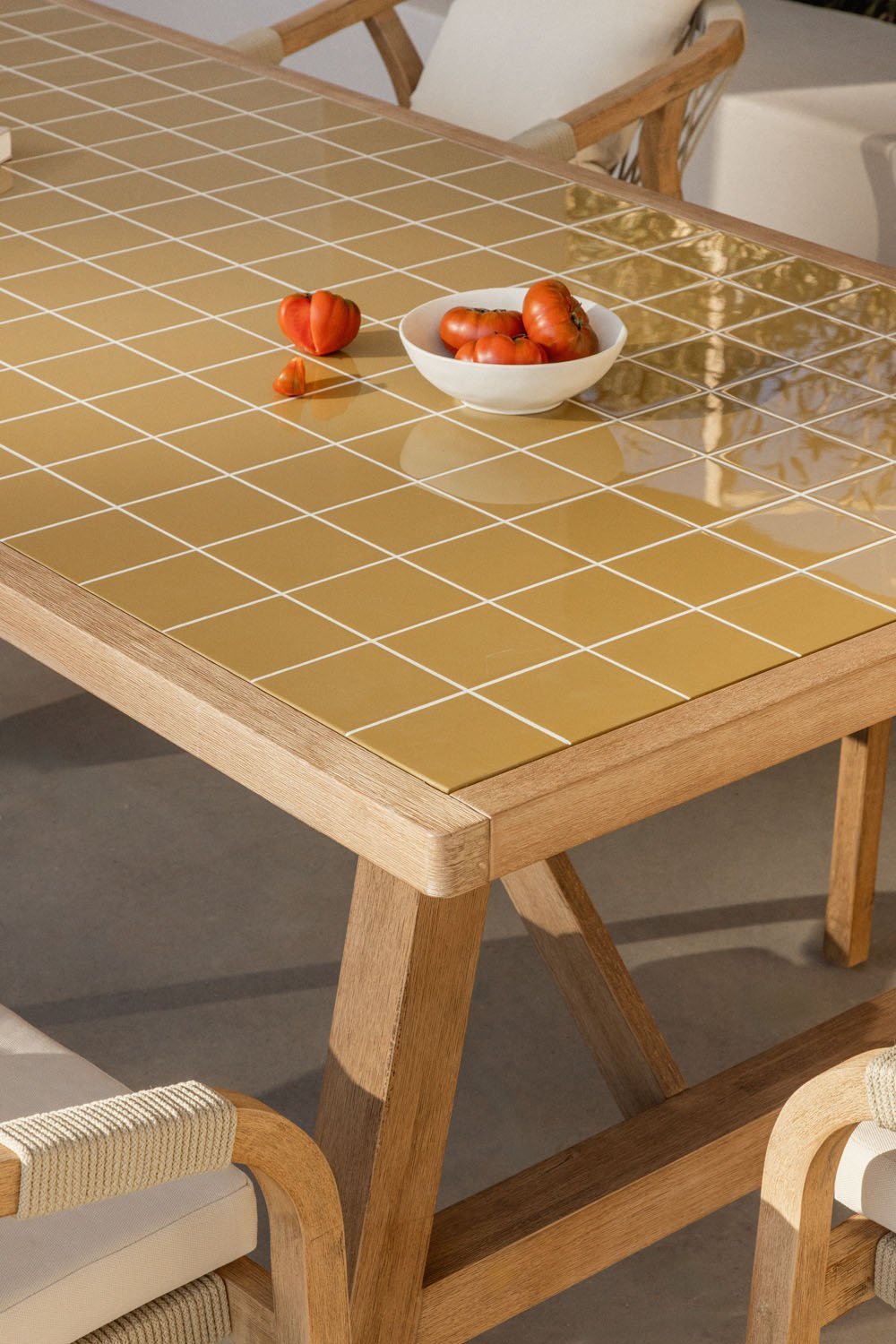 Set de mesa rectangular 200x100 cm y 8 sillas de jardín con reposabrazos en madera de acacia y cemento Dubai, imagen de galería 2