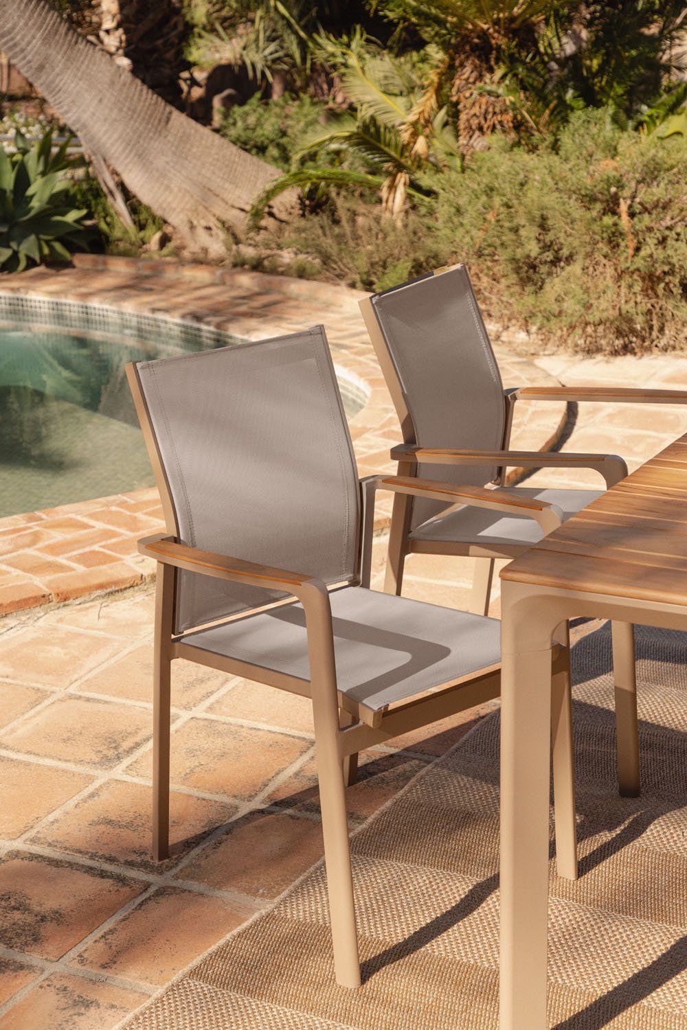 Pack de 4 sillas de jardín apilables con reposabrazos en aluminio Elvira, imagen de galería 1