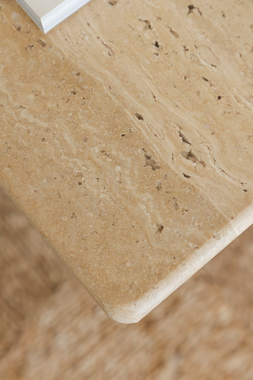 Mesa auxiliar en travertino y madera de acacia Casilda , imagen de galería 2