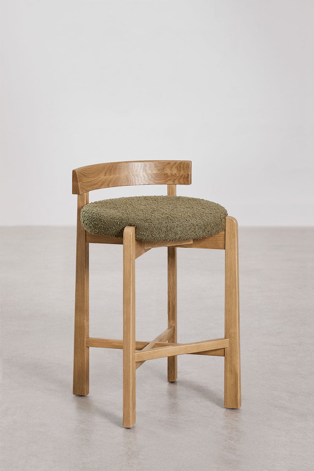 Pack de 2 taburetes altos 65 cm en madera de roble acabado natural y tela bouclé verde army Manila, imagen de galer&iacute;a 3