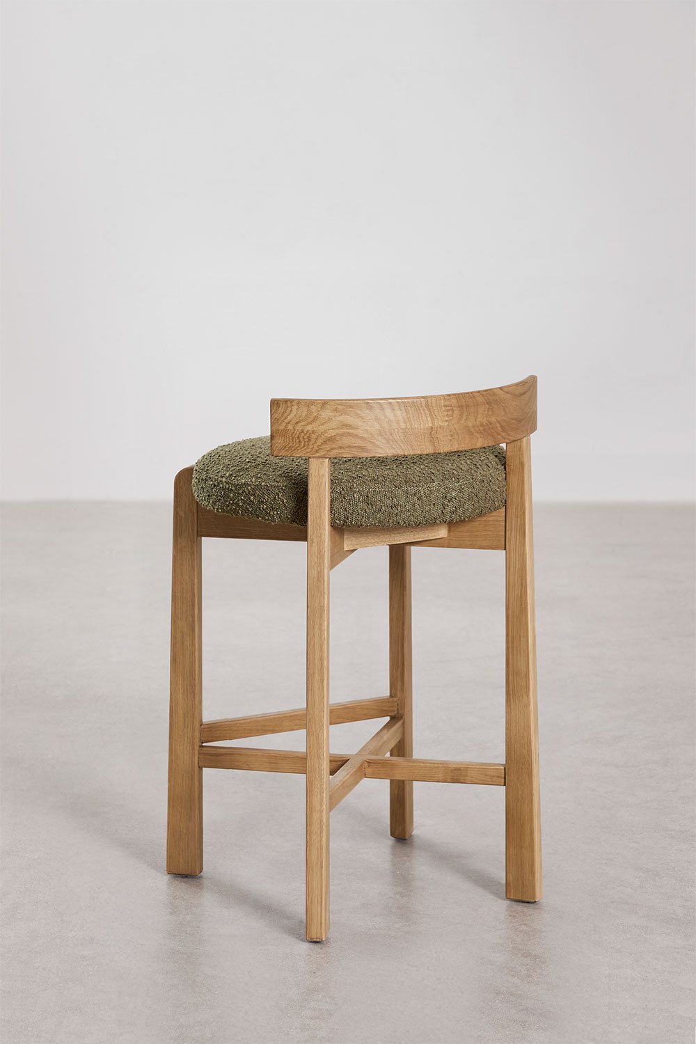 Pack de 2 taburetes altos 65 cm en madera de roble acabado natural y tela bouclé verde army Manila, imagen de galer&iacute;a 5