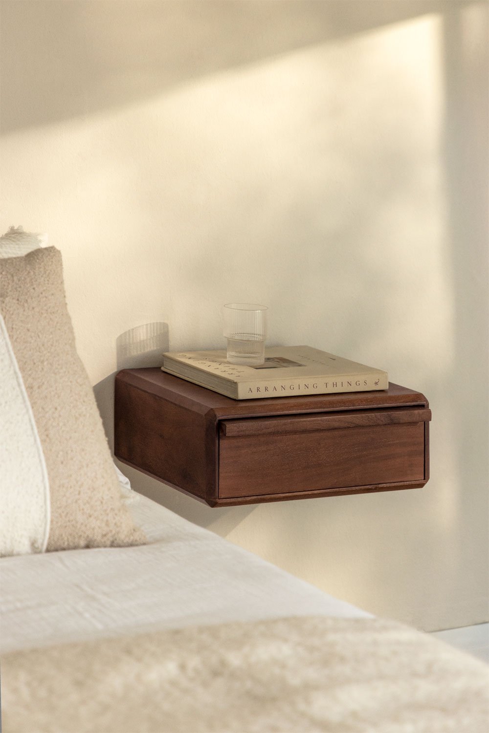 Mesita de noche flotante 40x30 cm en madera de acacia Nordilan, imagen de galería 1