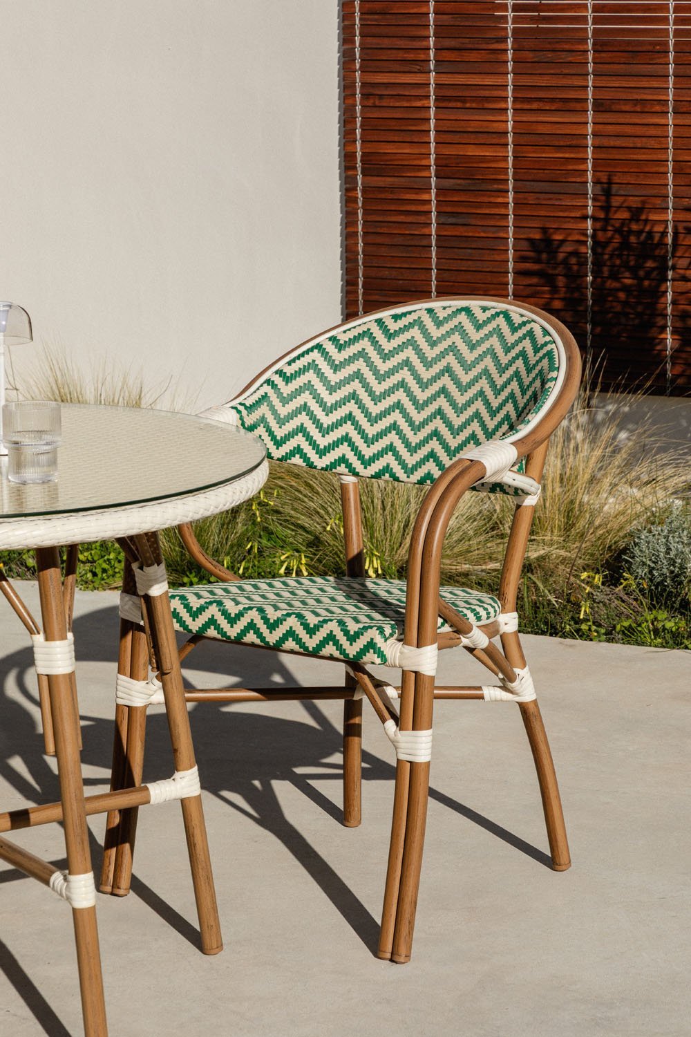 Silla de jardín apilable con reposabrazos en aluminio Brielle Bistro, imagen de galería 1