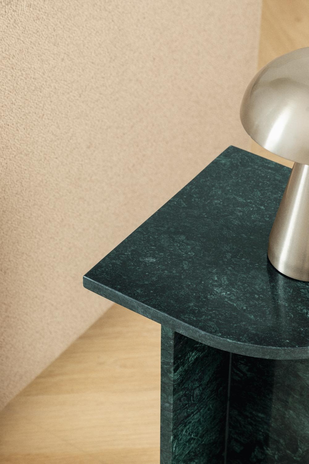 Mesa auxiliar en mármol Corwel, imagen de galería 2