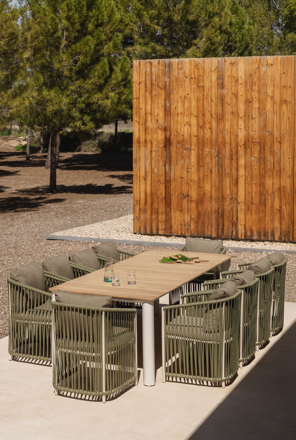 Set de mesa rectangular 260x100 cm en aluminio y madera de teca Sirka y 10 sillas de jardín en aluminio Sophie, imagen de galer&iacute;a 1