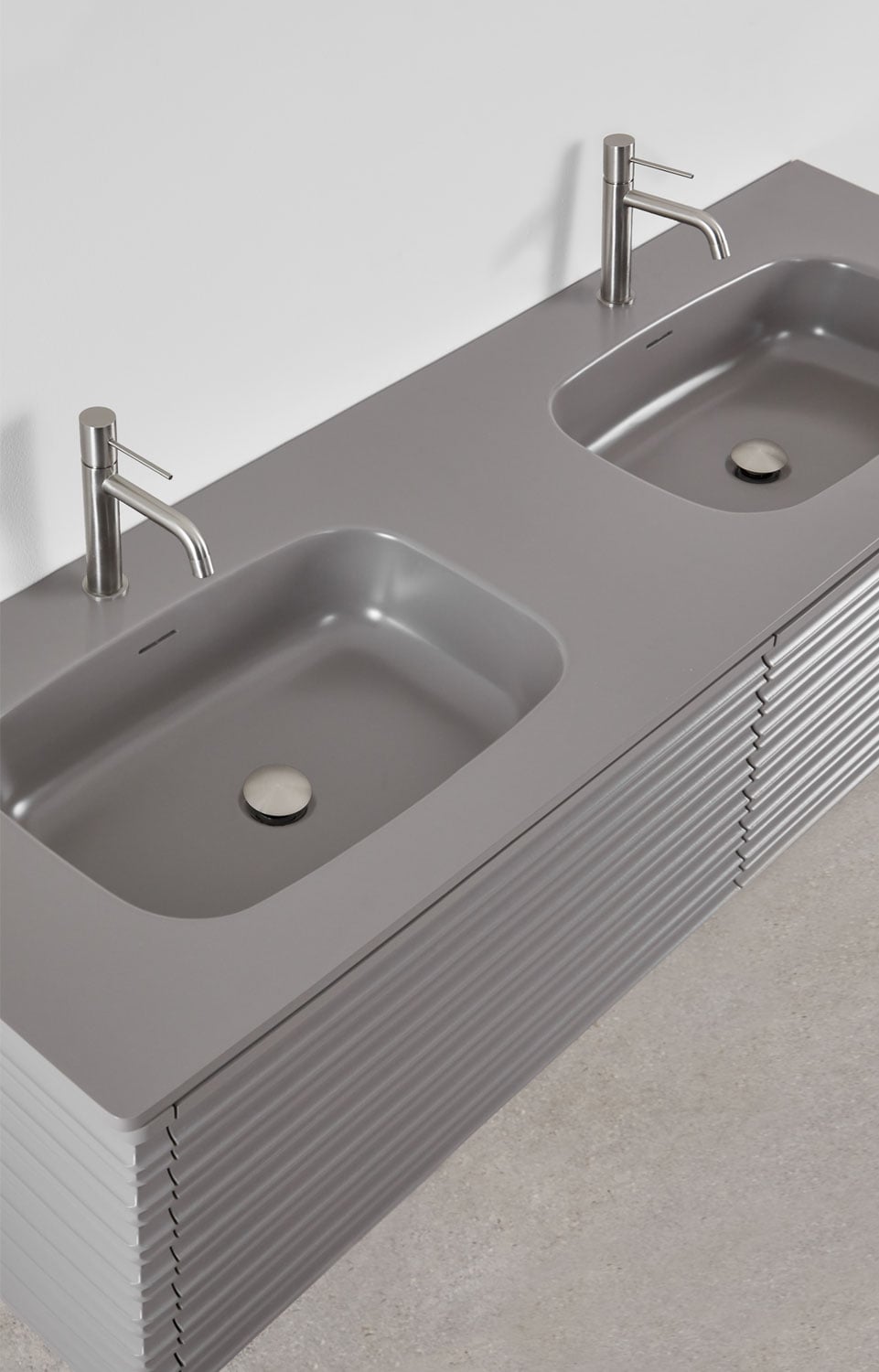 Conjunto de mueble de baño suspendido en madera con lavabos integrados Noura, imagen de galer&iacute;a 4