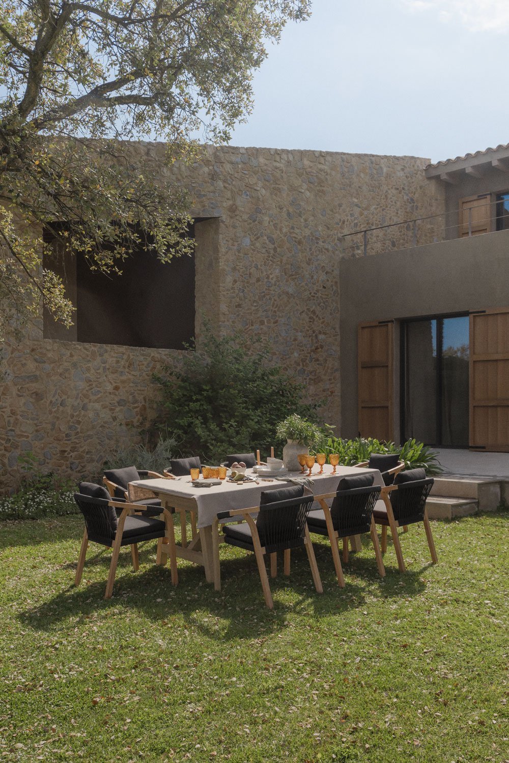 Set de mesa extensible rectangular 200-260-320x100 cm y 8 sillas de Jardín con reposabrazos en madera de acacia Dubai      , imagen de galería 1