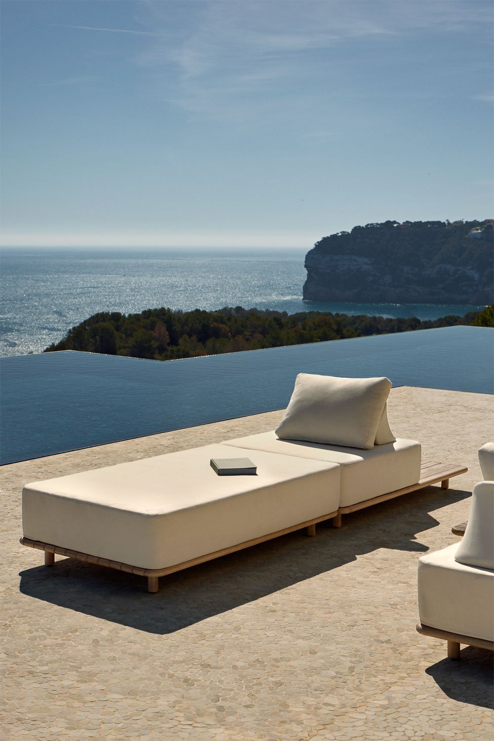 Sofá modular chaise longue de 2 piezas para jardín con mesa auxiliar en acacia Portet, imagen de galería 3